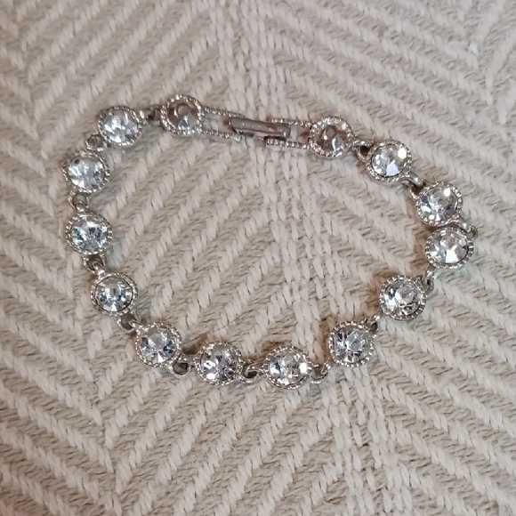 Elegant Silver Bracelet with Clear Stones - Picture 5 of 8